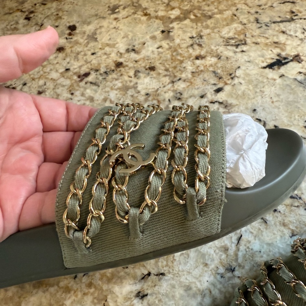 CHANEL Slides - Picture 5 of 16
